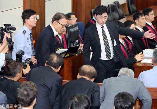 5月23日，李明博首次受审。（视觉中国）